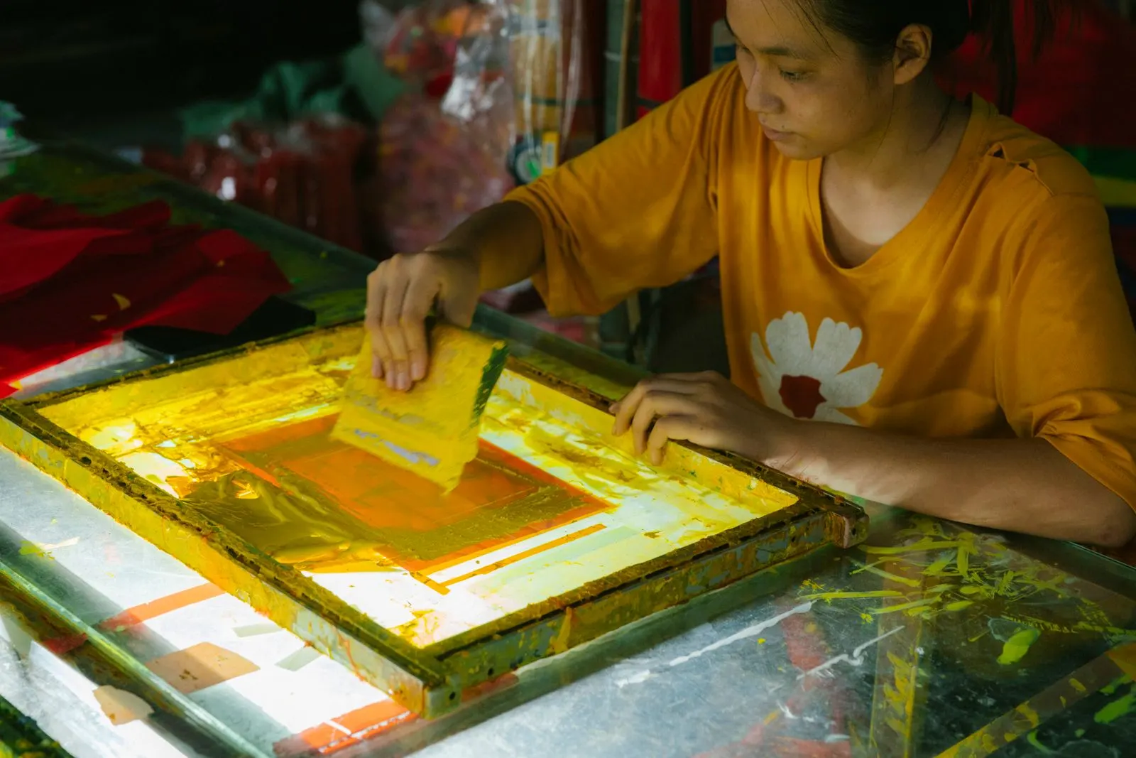 Tirage en sérigraphie dans l'atelier